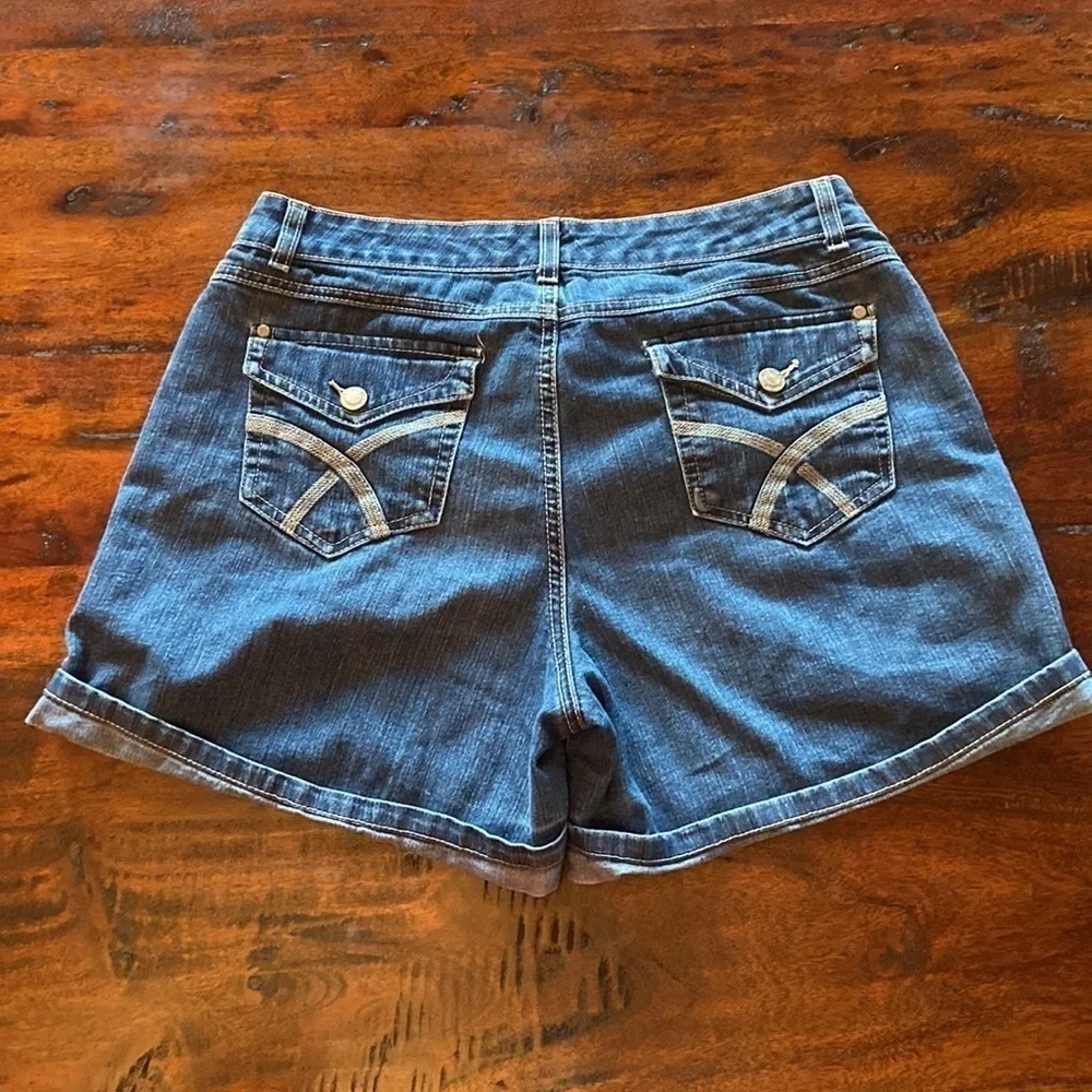 Women’s Ann Klein Jean Shorts in Size 12 - Picture 2 of 3